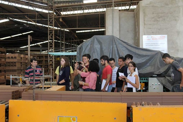 Cerâmica Formigari recebeu visita dos estudantes da UNESP
