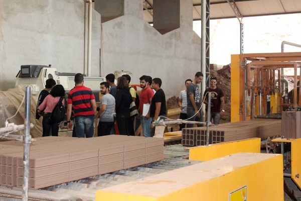 Cerâmica Formigari recebeu visita dos estudantes da UNESP