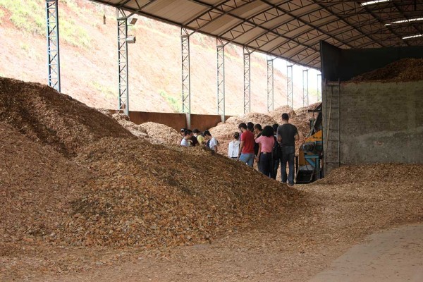 Cerâmica Formigari recebeu visita dos estudantes da UNESP