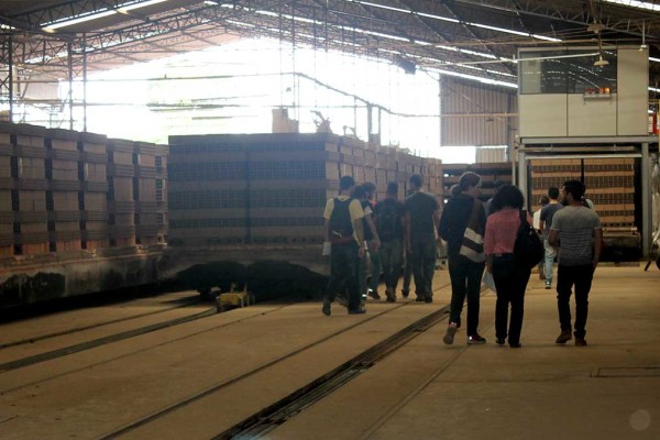 Cerâmica Formigari recebeu visita dos estudantes da UNESP